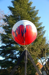 Door branden een smeltende wereldbol
