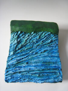 Hoog water tegen dijk (relief, 35x30x5cm)